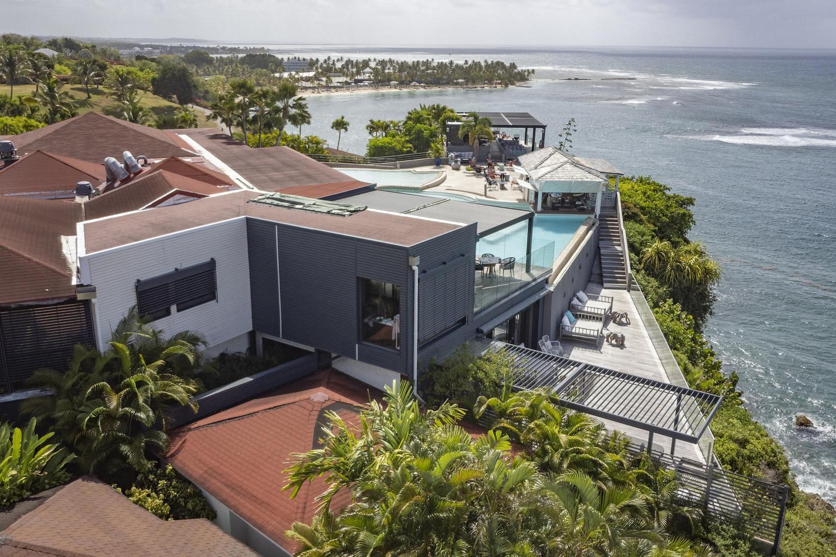 Installatie van Silvadec composiet gevelbekleding Atmosphere 175 in een tropisch kustgebied, wat de uitzonderlijke klimaatresistentie aantoont