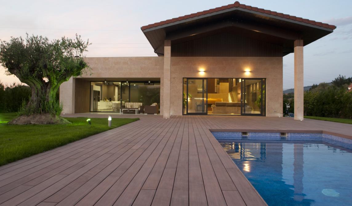 Terras Silvadec Bruin Ecuador met een modern Spaans huis