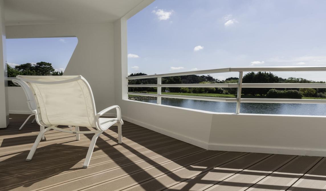 Vue de la terrasse de l'hotel miramar au Crouesty, terrasse Silvadec en bois composite rainuré