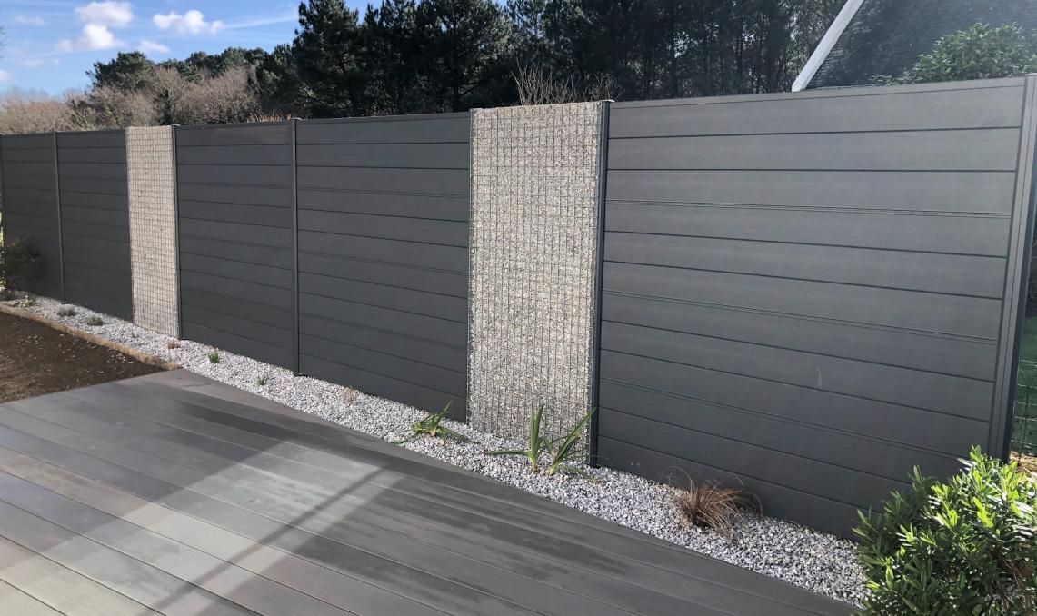 Clôture composite gris anthracite jardin résidentiel