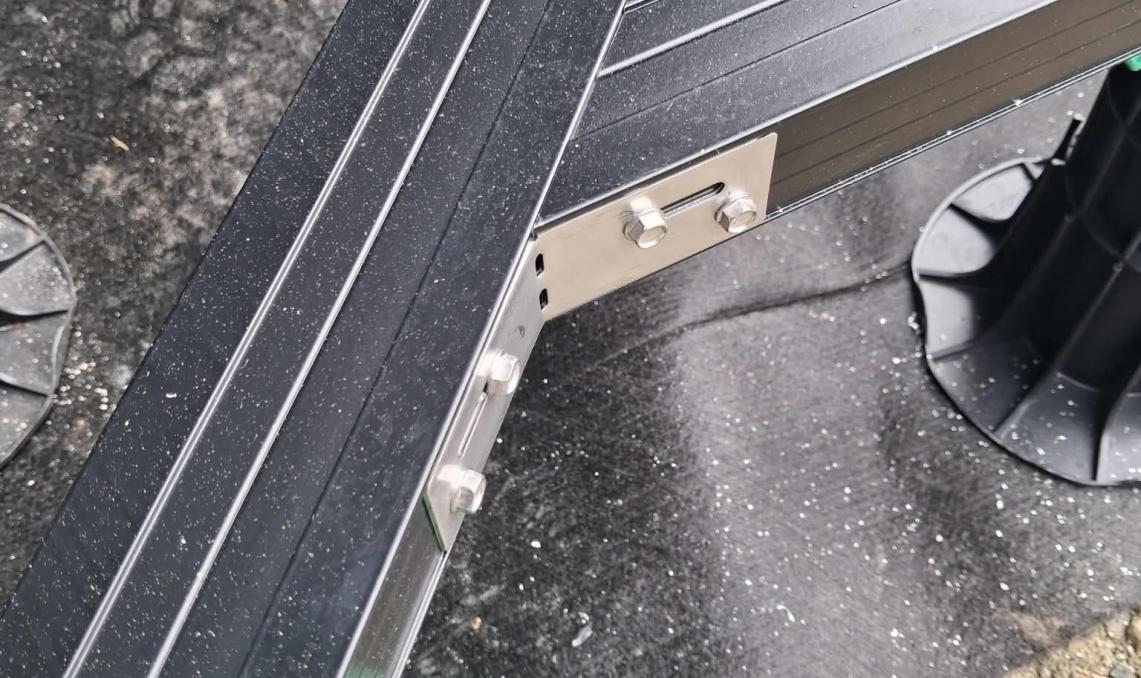 Gros plan sur l'assemblage de deux lambourdes aluminium Réversil sur un plot réglable