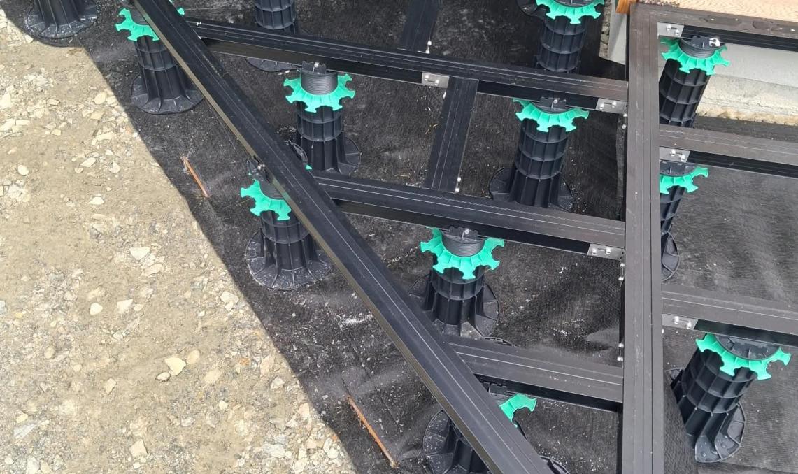 Vue rapprochée sur l'assemblage de lambourdes aluminium Réversil sur plots réglable
